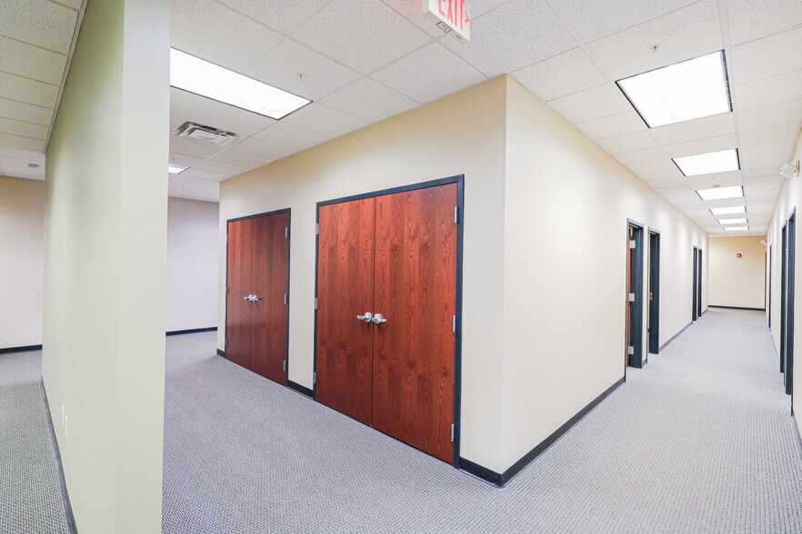 More Photos Of 161 Thorn Hill Rd, Warrendale Light Manufacturing For Lease