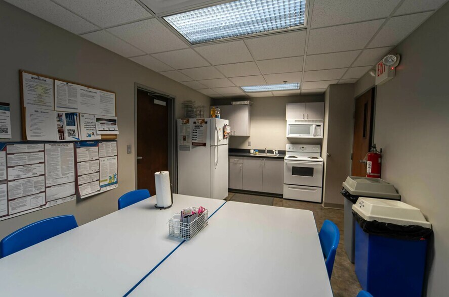 More Photos Of 3770 Dixie Hwy, Waterford Showroom For Sale