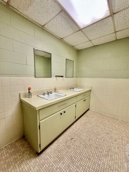 More Photos Of 8 Lester St, Martinsville General Retail For Sale