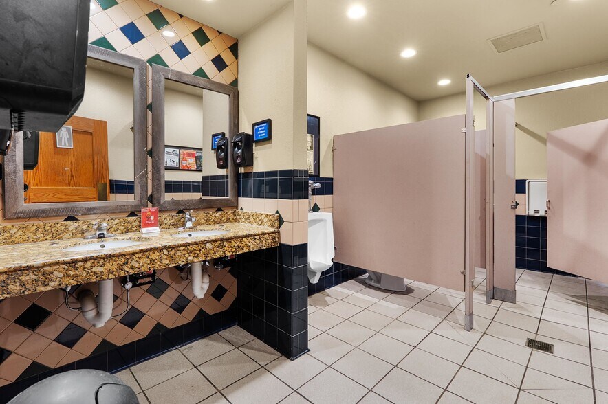 More Photos Of 850 Kepler Dr, Green Bay Restaurant For Sale