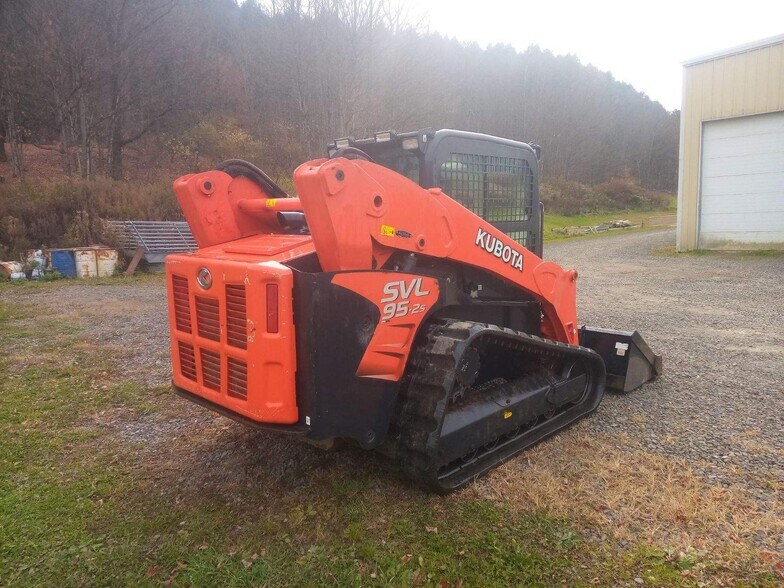 More Photos Of 224 Michael Ln, New Berlin Racetrack For Sale