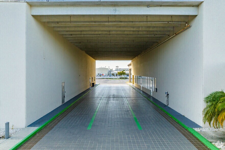 More Photos Of 4636 N Dale Mabry Hwy, Tampa Auto Dealership For Lease