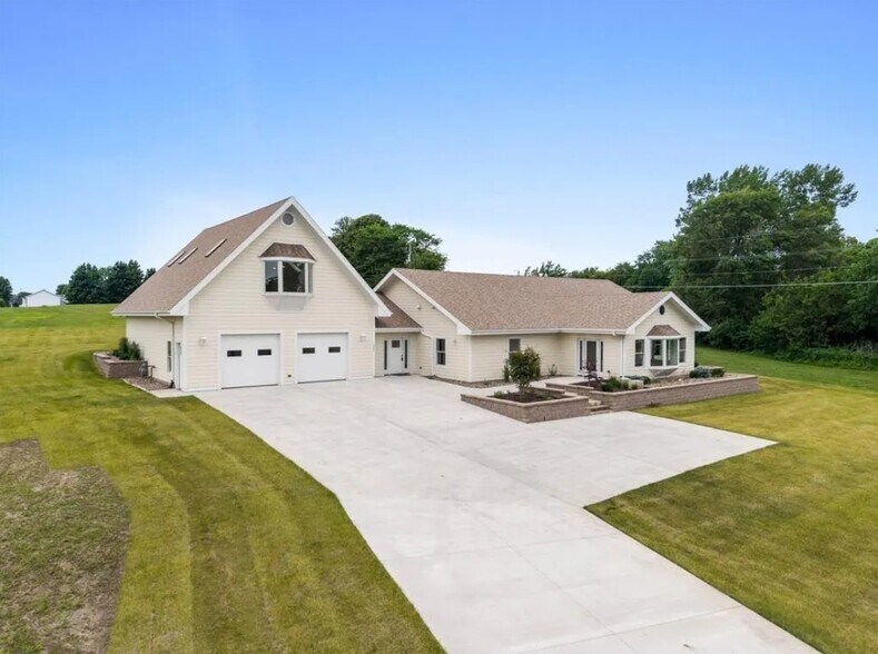 Primary Photo Of 1805 S 8th Ave E, Newton Specialty For Sale