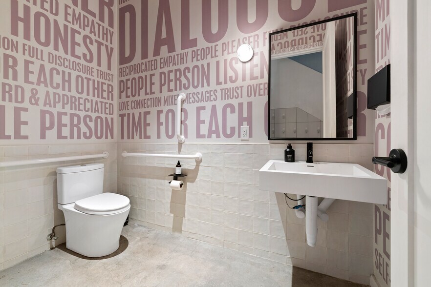 More Photos Of 109 W 17th St, New York Storefront Retail Office For Lease