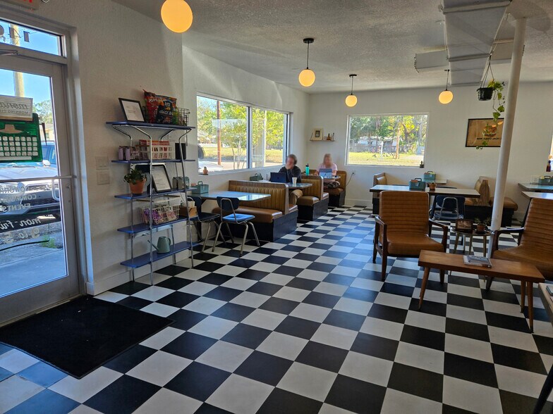 More Photos Of 1401 49th St S, Gulfport Storefront For Lease