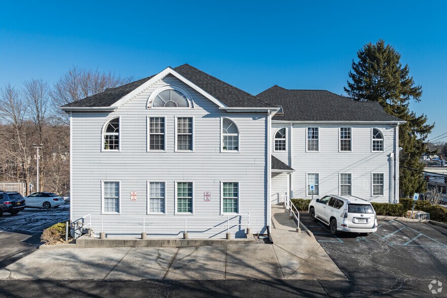 More Photos Of 1000 Main St, Port Jefferson Office For Lease
