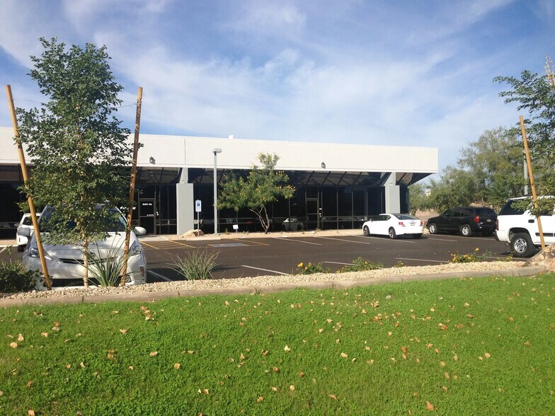 More Photos Of 2650 S 46th St, Phoenix Showroom For Lease
