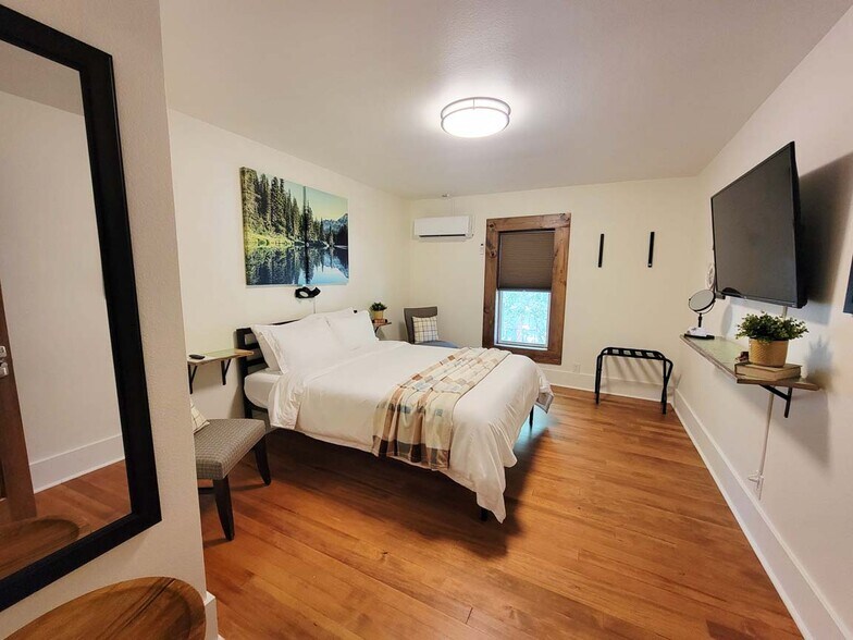 More Photos Of 110 Mc Lean Ave, Cotter Hotel For Sale