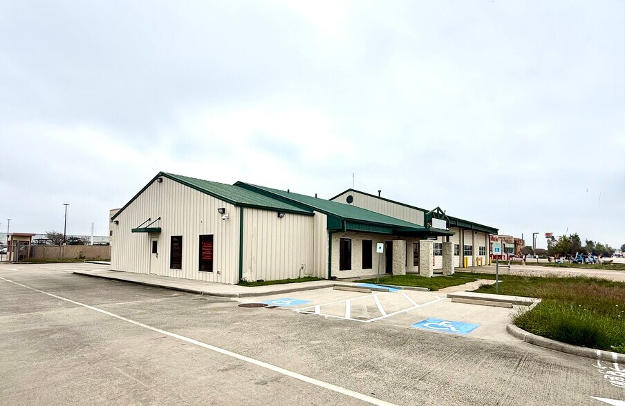 More Photos Of 6404 N Eldridge Pky, Houston Flex For Lease