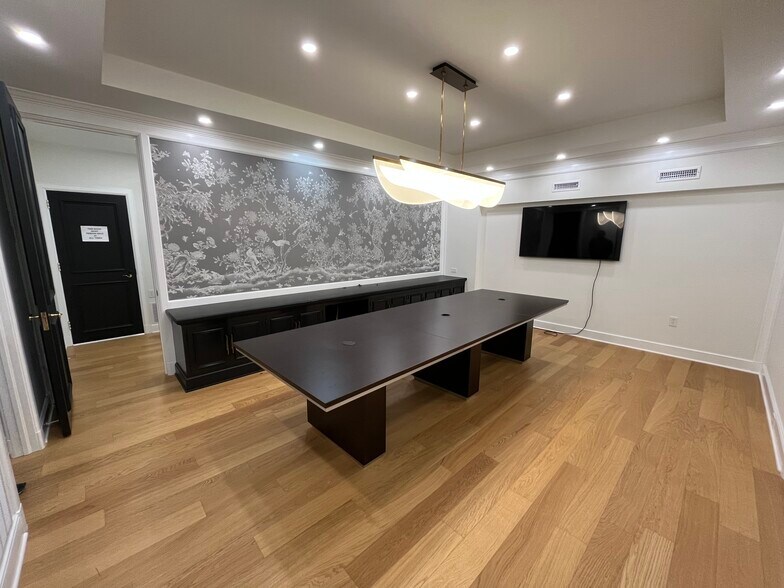 More Photos Of 1042 NW 69th St, Oklahoma City Manufacturing For Lease