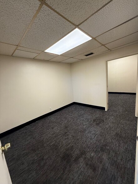 More Photos Of 4517-4525 Hollywood Blvd, Hollywood Storefront Retail Office For Lease