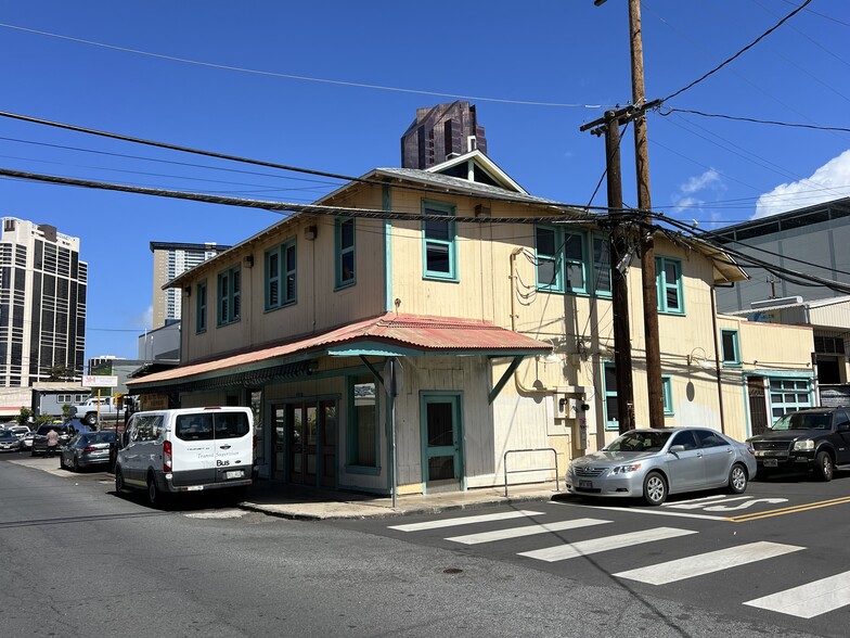 More Photos Of 894 Queen St, Honolulu Storefront Retail Office For Lease