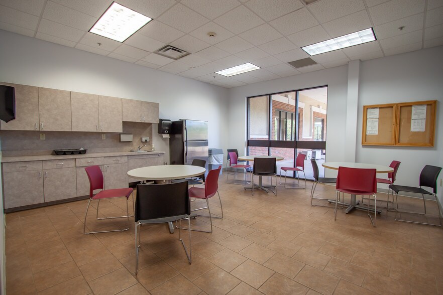 More Photos Of 210 Wiley Rd, Lagrange Warehouse For Lease