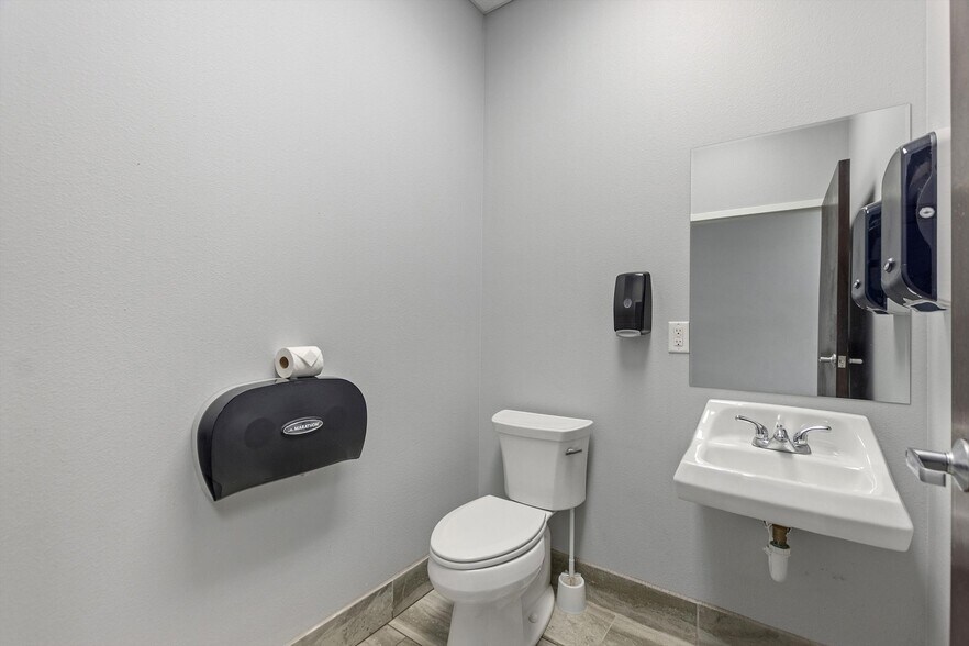 More Photos Of 105 Park Place Blvd, Davenport Medical For Sale