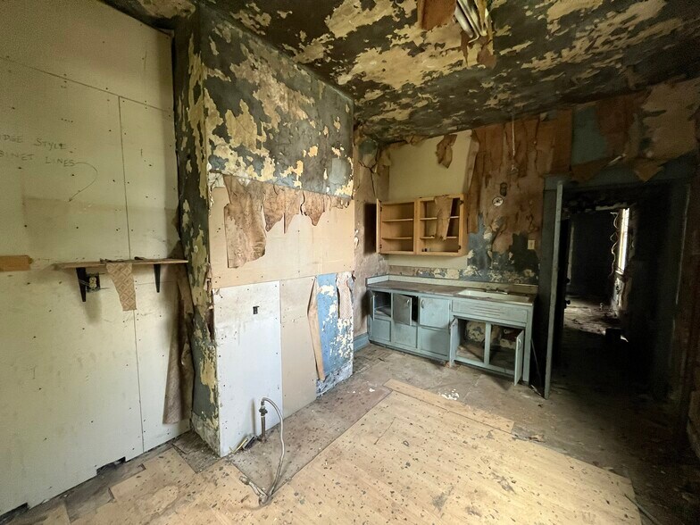 More Photos Of 17 Corling St, Petersburg Flex For Sale