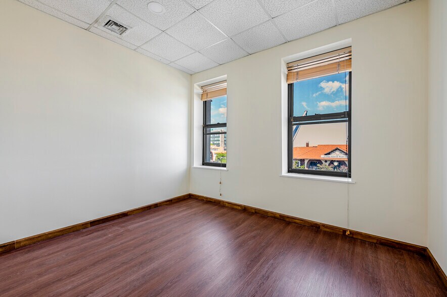 More Photos Of 20 W Park Ave, Long Beach Storefront Retail Office For Lease