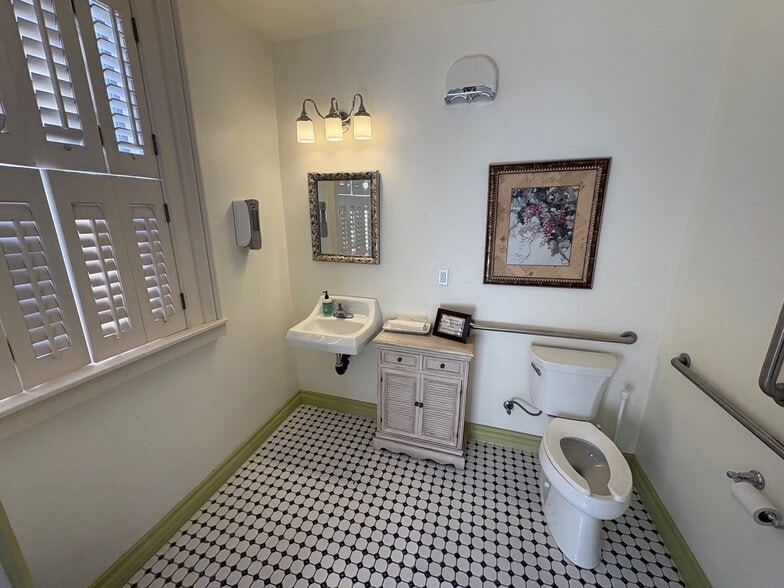 More Photos Of 345 S Adams St, Green Bay Freestanding For Sale