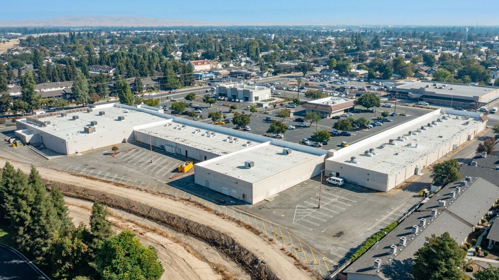 More Photos Of 10-80 W Bullard, Clovis Unknown For Lease