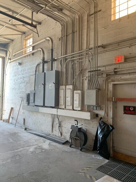 More Photos Of 1675-1677 W 31st Pl, Hialeah Manufacturing For Lease