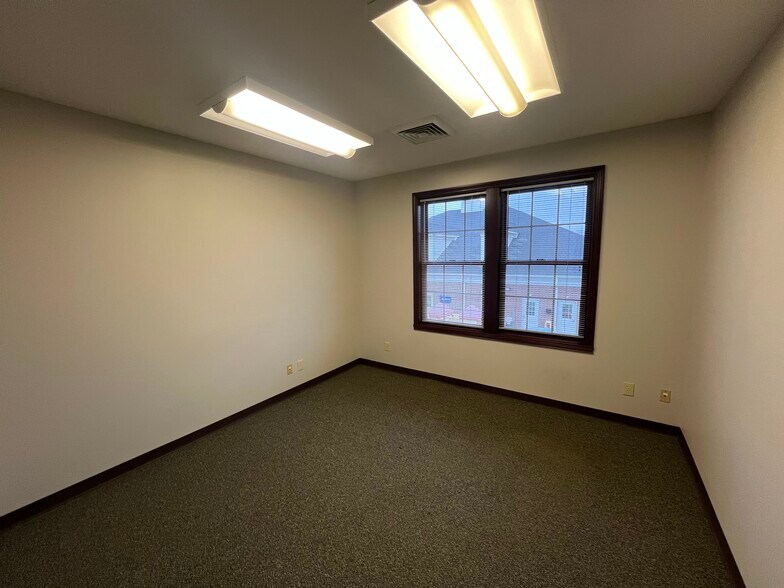 More Photos Of 1620 W Oak St, Zionsville Office For Lease