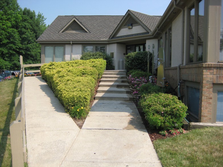 More Photos Of 453 Waterbury Ct, Gahanna Medical For Lease