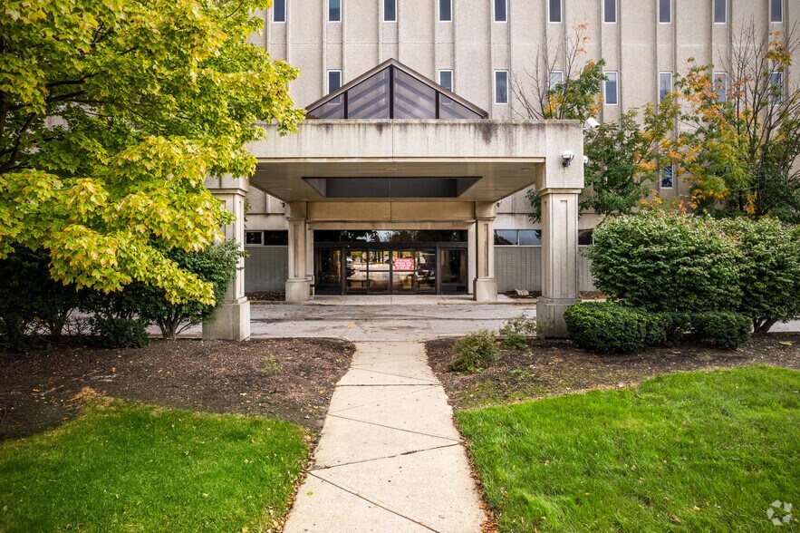 More Photos Of 5 Severance Cir, Cleveland Heights Medical For Lease