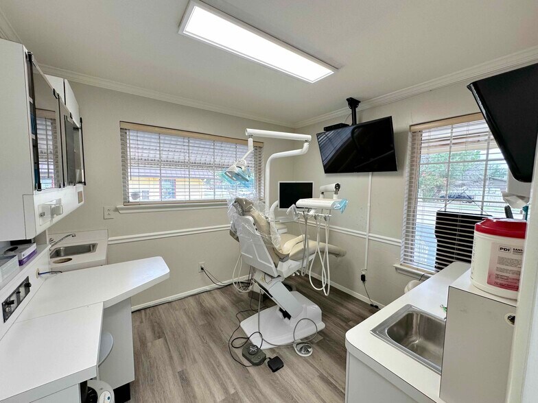 More Photos Of 2221 W Walnut St, Garland Medical For Sale