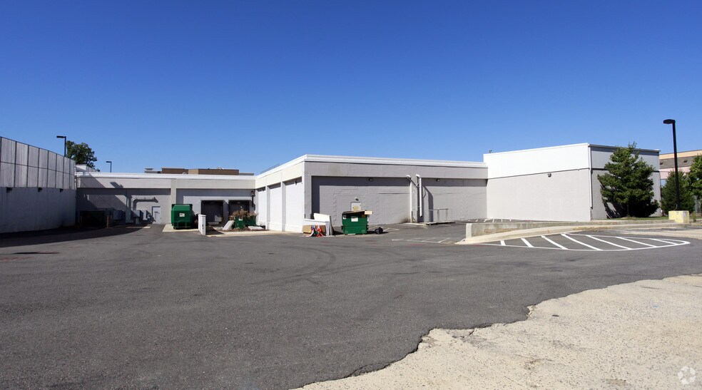 More Photos Of 2051 Chain Bridge Rd, Vienna Freestanding For Lease