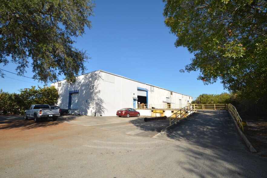 More Photos Of 440 Railroad Ave, Cocoa Distribution For Lease