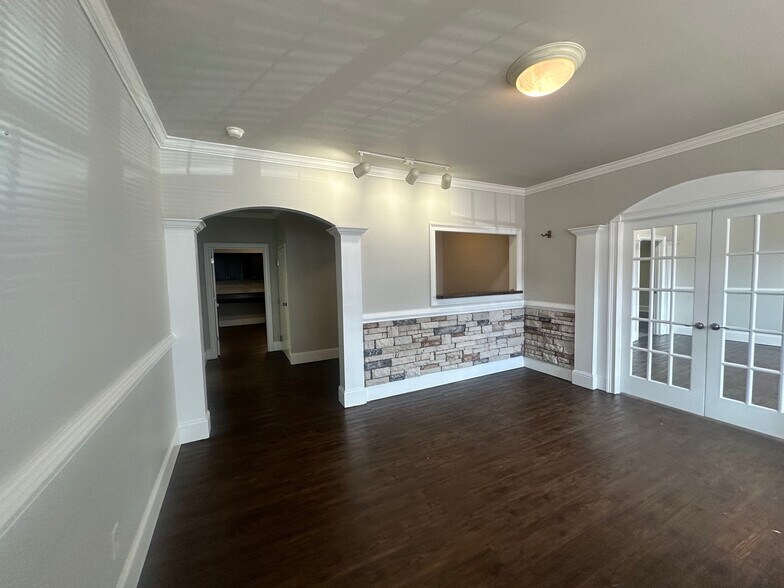 More Photos Of 327 Dahlonega St, Cumming Office For Lease
