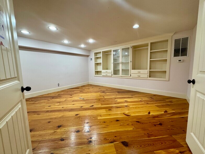 More Photos Of 386 Spanish Wells Rd, Hilton Head Research And Development For Sale