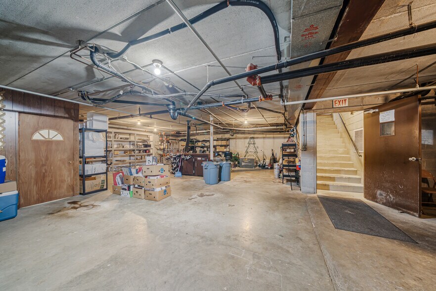 More Photos Of 689 Broadway, Berlin Restaurant For Sale