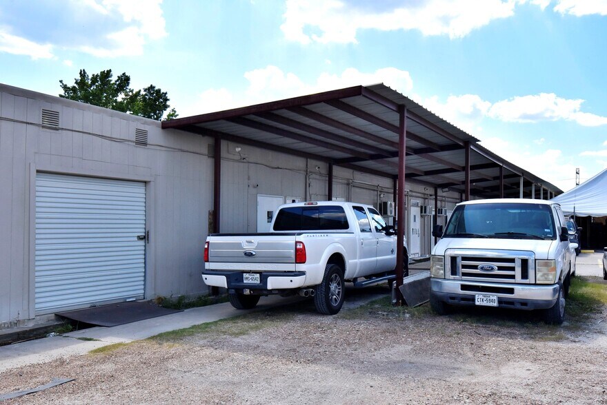 More Photos Of 1915 Sherwood Forest St, Houston Warehouse For Sale