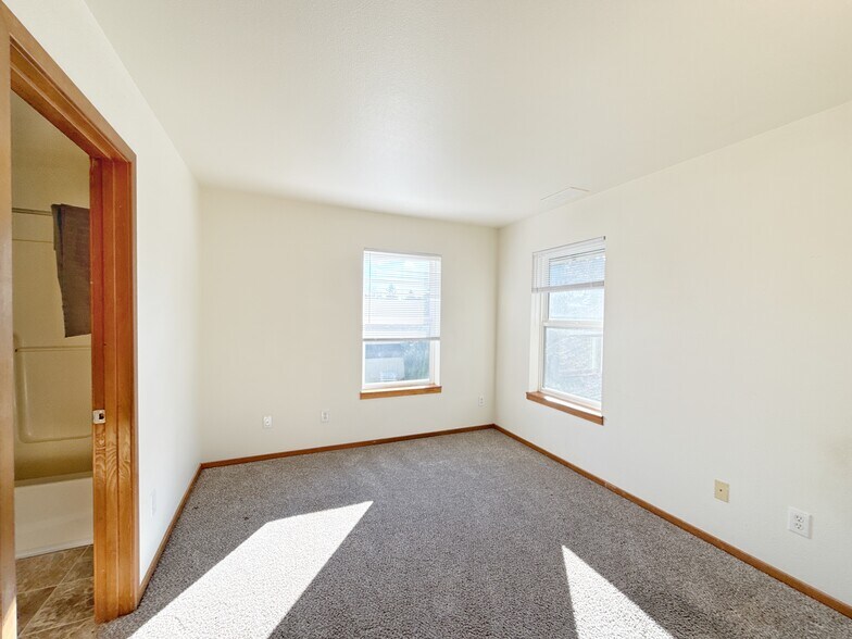 More Photos Of 217 NE 192nd Ave, Portland Flex For Sale
