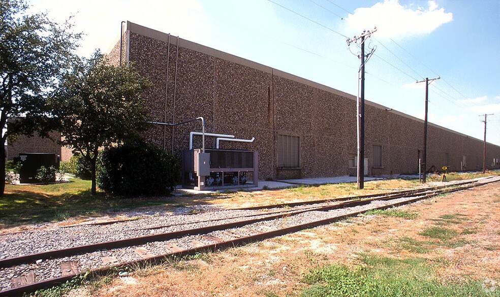 More Photos Of 2323 McDaniel Dr, Carrollton Distribution For Lease