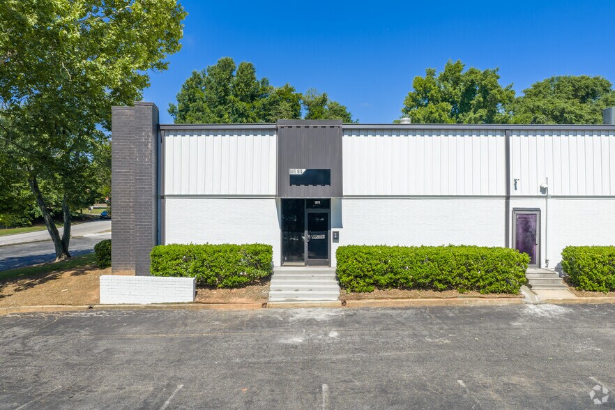 More Photos Of 1870-1908 Forge St, Tucker Distribution For Lease