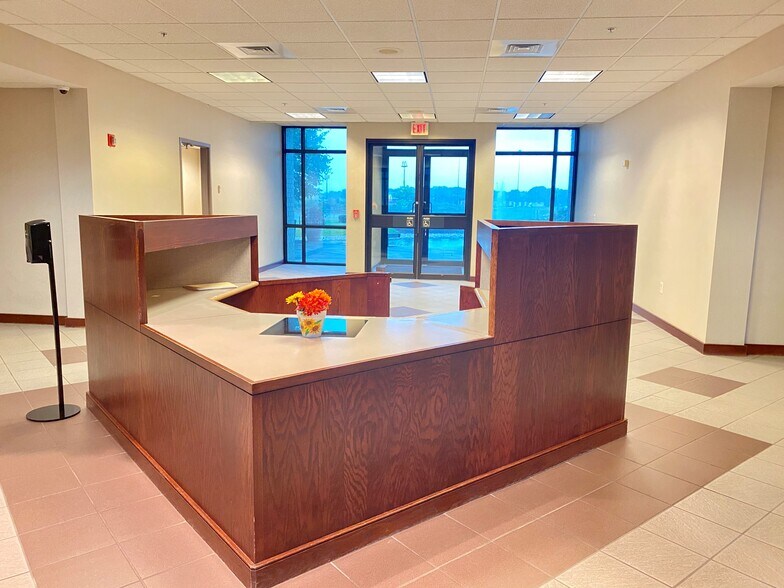 More Photos Of 1 Heritage Pl, Piqua Business Park For Lease