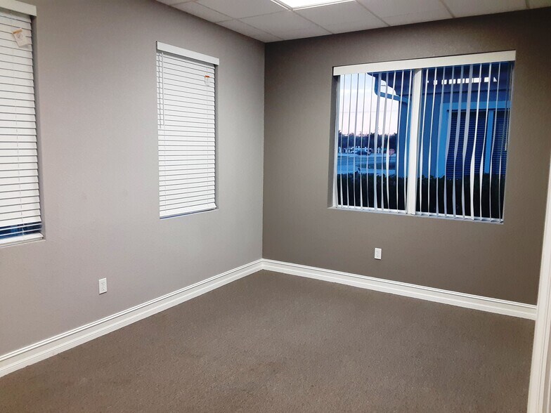 More Photos Of 4975-4977 Royal Gulf Cir, Fort Myers Medical For Lease