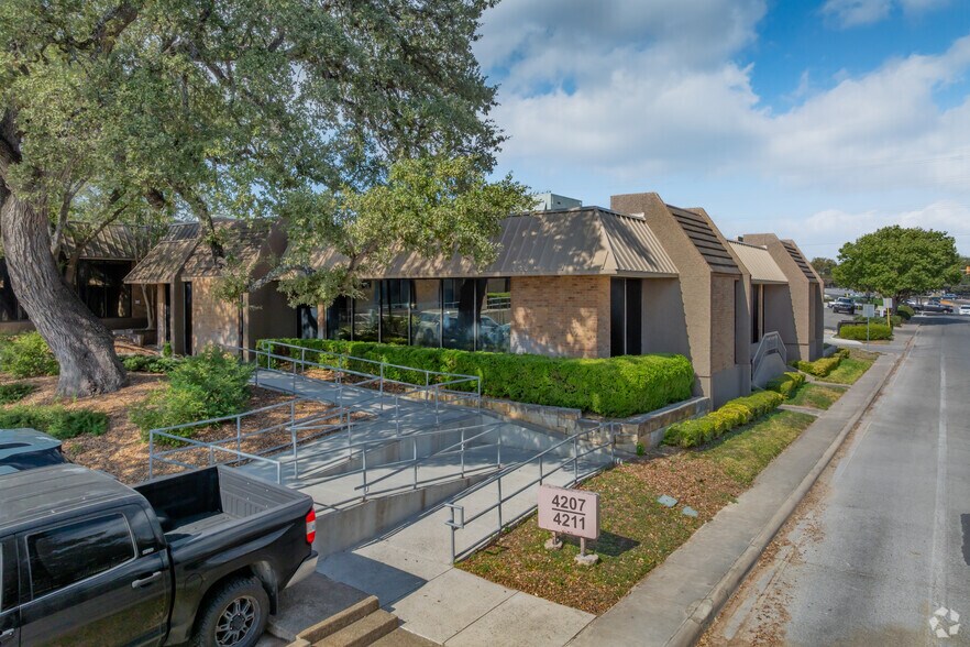 More Photos Of 4203-4211 Gardendale St, San Antonio Office For Lease