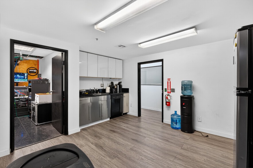 More Photos Of 435-437 N Varney St, Burbank Warehouse For Lease