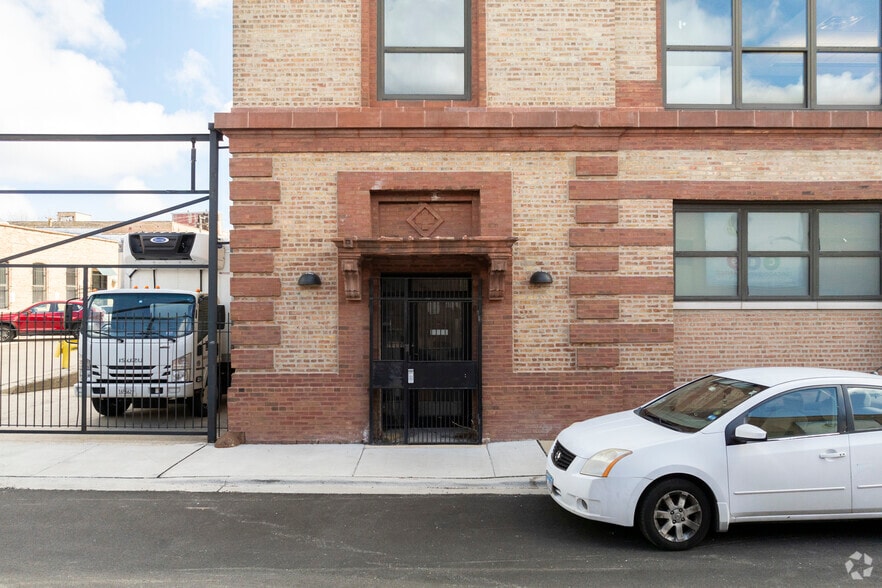 More Photos Of 1900 W Kinzie St, Chicago Light Distribution For Sale