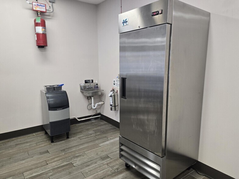 More Photos Of 2705 W Highway 30, Gonzales Freestanding For Lease