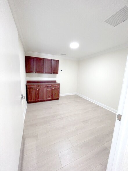 More Photos Of 2390 NW 7th St, Miami Medical For Lease