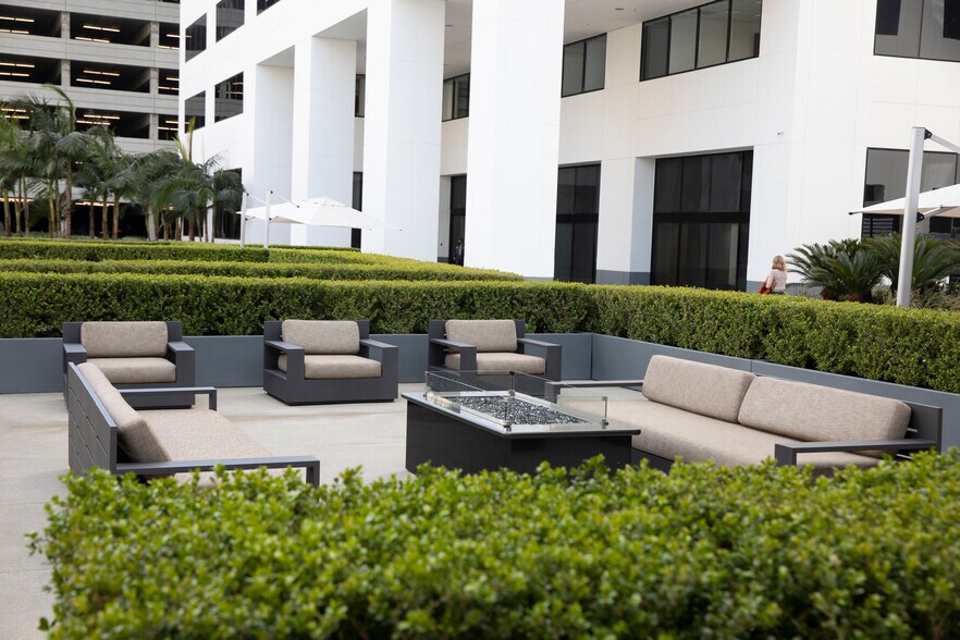 More Photos Of 6300 Canoga Ave, Woodland Hills Unknown For Lease