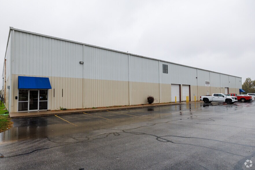 More Photos Of 1012 N Farm Road 123, Springfield Warehouse For Lease
