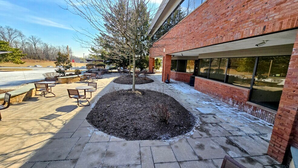More Photos Of 255 Business Center Dr, Horsham Township Office For Lease