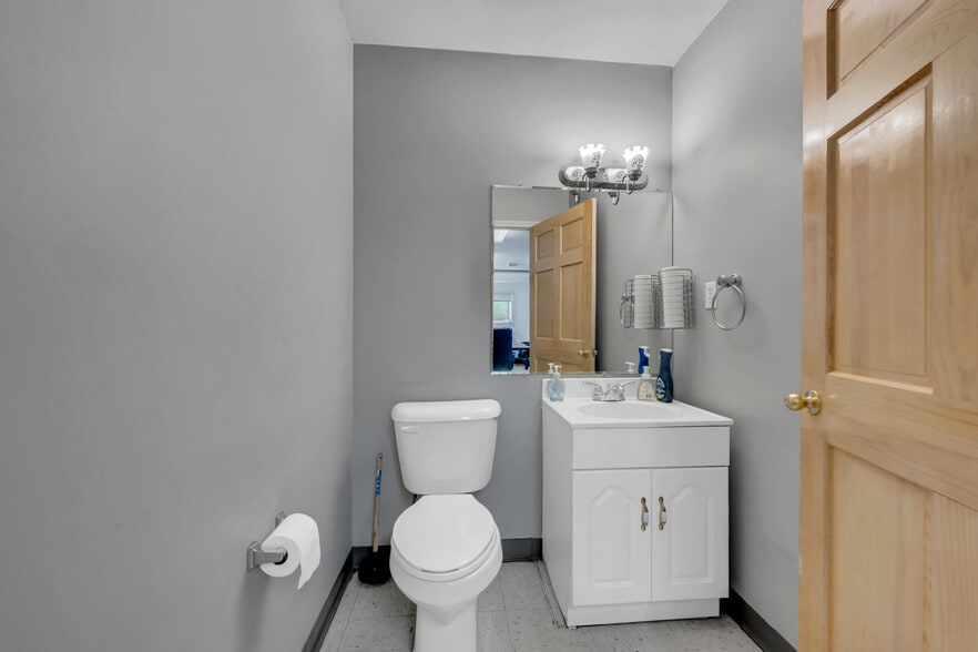 More Photos Of 25 Woodbury Hwy, Manchester Freestanding For Lease