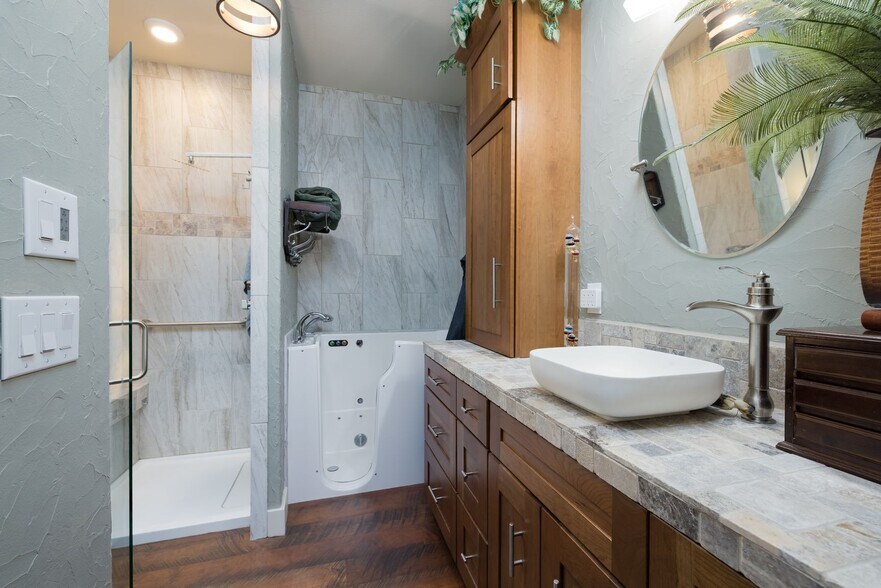 More Photos Of 504 Tivy St, Kerrville Flex For Sale