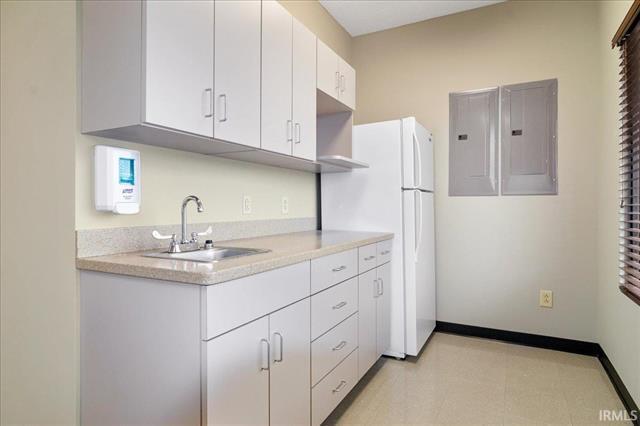 More Photos Of 835 S 9th Ave, Haubstadt Medical For Lease