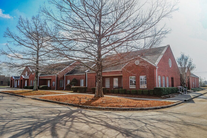 More Photos Of 4550 Lamar Ave, Paris Rehabilitation Center For Lease